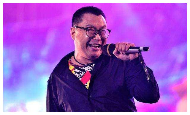 复出无望,尹相杰另辟捷径找到"第二春",只是舞台简陋令人心疼