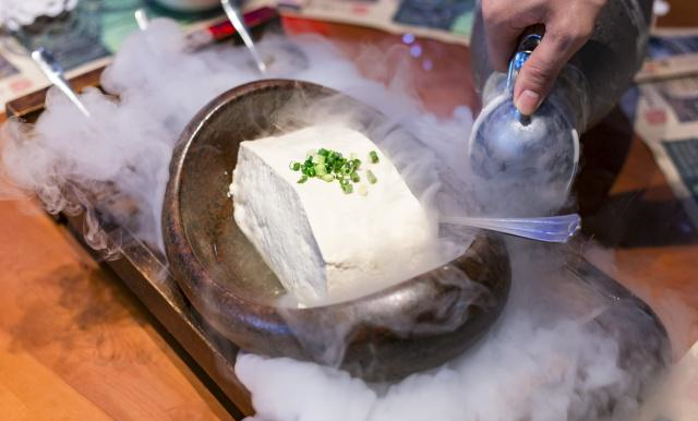 实拍三亚最有情怀的美食店,为游客展示传统石磨豆腐的制作过程休闲区蓝鸢梦想 - Www.slyday.coM 实拍三亚最有情怀的美食店,为游客展示传统石磨豆腐的制作过程休闲区蓝鸢梦想 - Www.slyday.coM