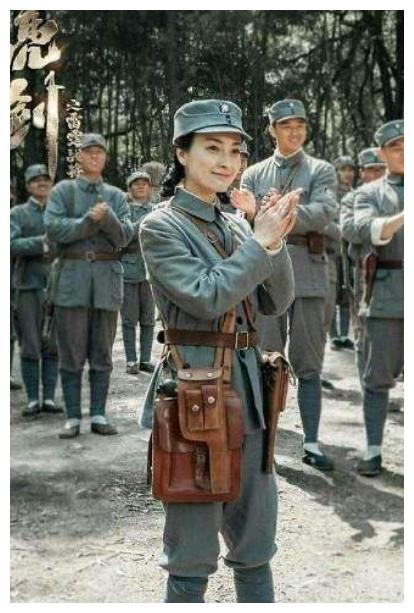 《亮剑3》没开播就被吐槽,女主穿裙子我忍了,这李云龙抽的啥烟