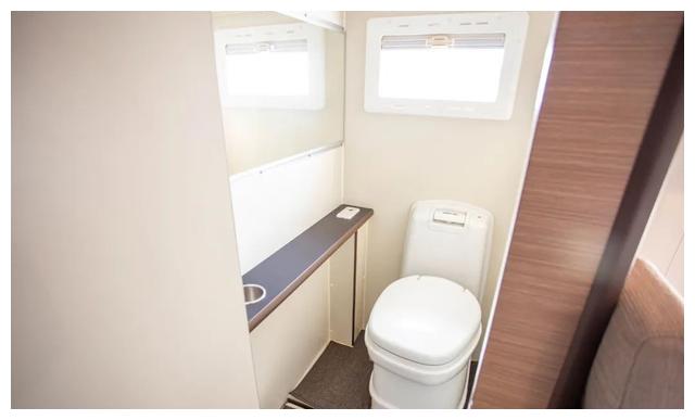 包牌价18万的金杯大海狮房车，3张床能住4口人汽油动力，真心实惠