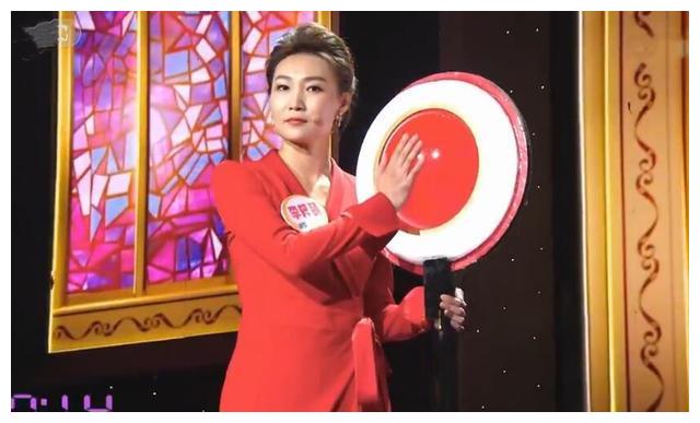 李梓萌脱掉假发似少女与尼格买提罕见同台热舞网友错认为夫妻