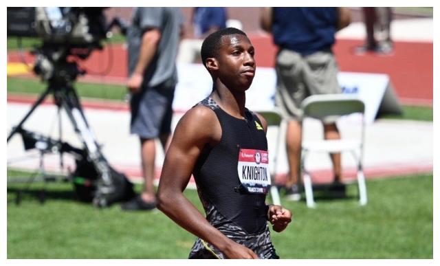 世界田径天才出世!17岁少年两破200米纪录,回头望月神似博尔特