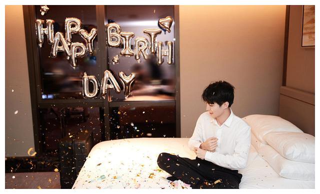 王俊凯生日气球蛋糕围绕场面浪漫 闭眼许愿气质温柔脸庞精致