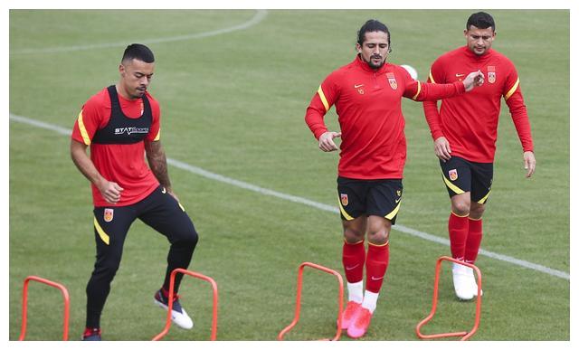 四归化同时在场!李铁终于开窍了,对阵越南打出底牌力争取胜