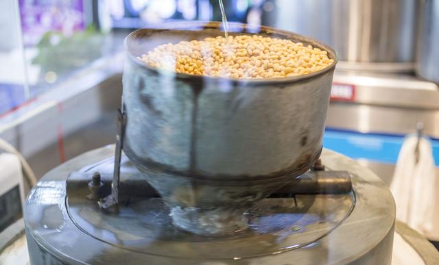 实拍三亚最有情怀的美食店,为游客展示传统石磨豆腐的制作过程休闲区蓝鸢梦想 - Www.slyday.coM 实拍三亚最有情怀的美食店,为游客展示传统石磨豆腐的制作过程休闲区蓝鸢梦想 - Www.slyday.coM