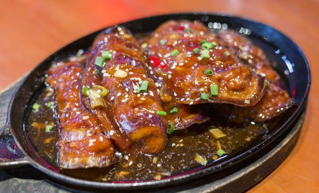 实拍三亚最有情怀的美食店,为游客展示传统石磨豆腐的制作过程休闲区蓝鸢梦想 - Www.slyday.coM 实拍三亚最有情怀的美食店,为游客展示传统石磨豆腐的制作过程休闲区蓝鸢梦想 - Www.slyday.coM