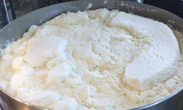 实拍三亚最有情怀的美食店,为游客展示传统石磨豆腐的制作过程休闲区蓝鸢梦想 - Www.slyday.coM 实拍三亚最有情怀的美食店,为游客展示传统石磨豆腐的制作过程休闲区蓝鸢梦想 - Www.slyday.coM