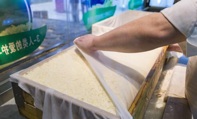 实拍三亚最有情怀的美食店,为游客展示传统石磨豆腐的制作过程休闲区蓝鸢梦想 - Www.slyday.coM 实拍三亚最有情怀的美食店,为游客展示传统石磨豆腐的制作过程休闲区蓝鸢梦想 - Www.slyday.coM