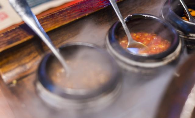 实拍三亚最有情怀的美食店,为游客展示传统石磨豆腐的制作过程休闲区蓝鸢梦想 - Www.slyday.coM 实拍三亚最有情怀的美食店,为游客展示传统石磨豆腐的制作过程休闲区蓝鸢梦想 - Www.slyday.coM