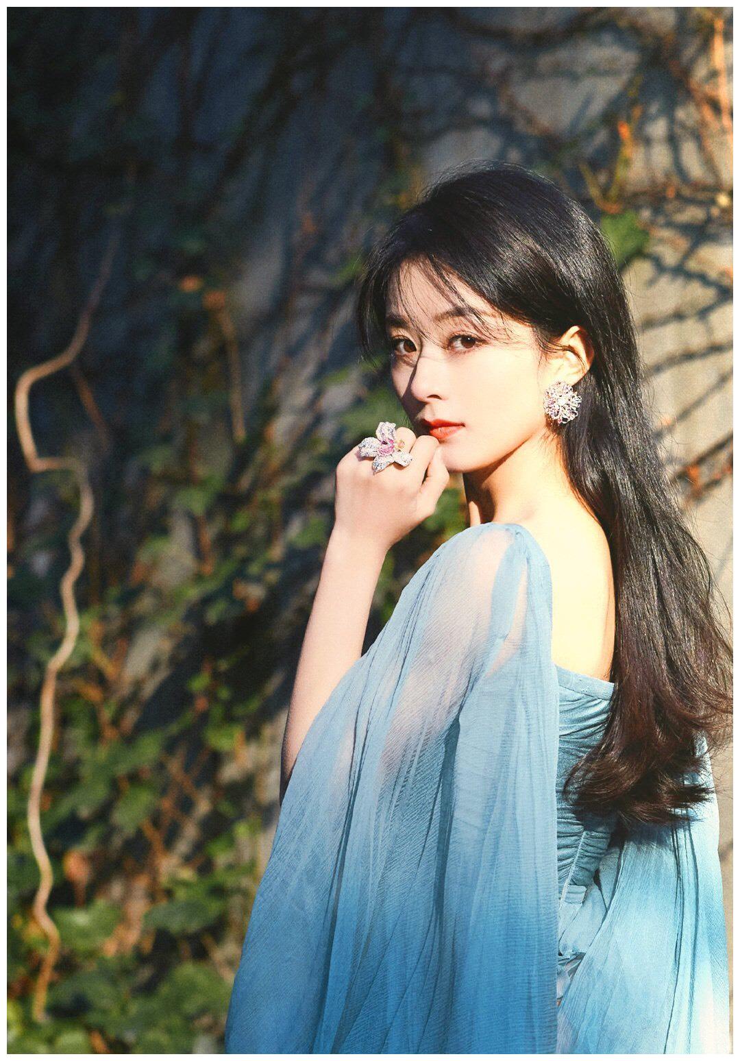 赵丽颖星光大赏连换三套领奖造型美艳大方流光长裙宛若公主