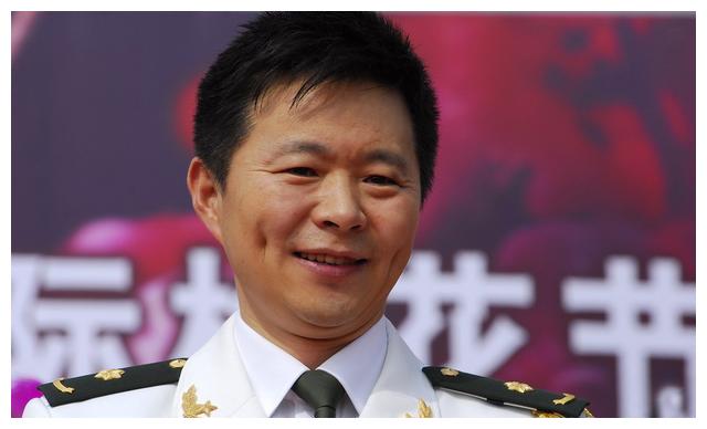 比起蒋大为养外籍妻女,王宏伟养守寡44母亲,娶妻为母亲更动人