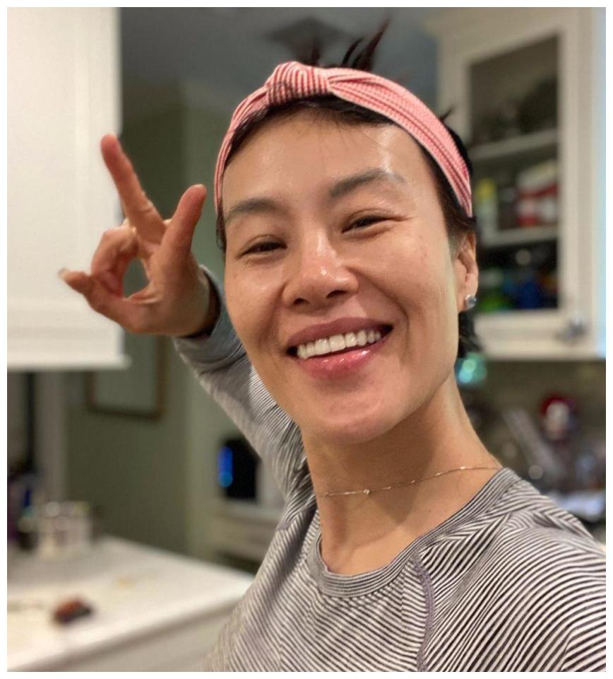 邬君梅大方晒素颜肤色蜡黄色斑都看得见无医美是最好看的