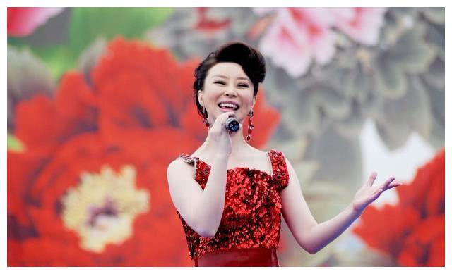 曾9次上春晚被称民歌天后为爱嫁大37岁富商今44岁沦为路人