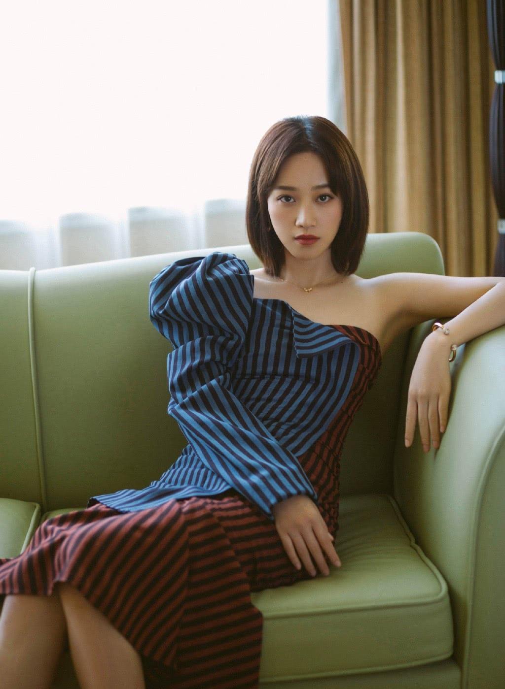 跟曹骏分手后蓝盈莹公开现身,穿拼接裙秀好身材,满屏霸气女王范