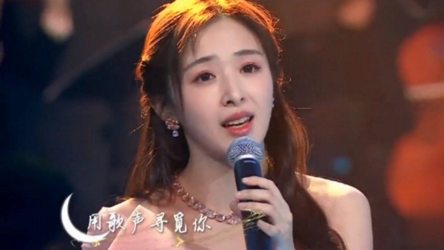 张含韵唱歌到底有多好听现场一首起风了听的骨头都酥了