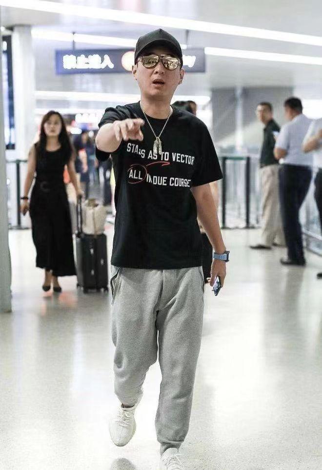 证实王思聪打人,路人鼻子被打骨折,动手4人提出复议暂不拘留休闲区蓝鸢梦想 - Www.slyday.coM 证实王思聪打人,路人鼻子被打骨折,动手4人提出复议暂不拘留休闲区蓝鸢梦想 - Www.slyday.coM