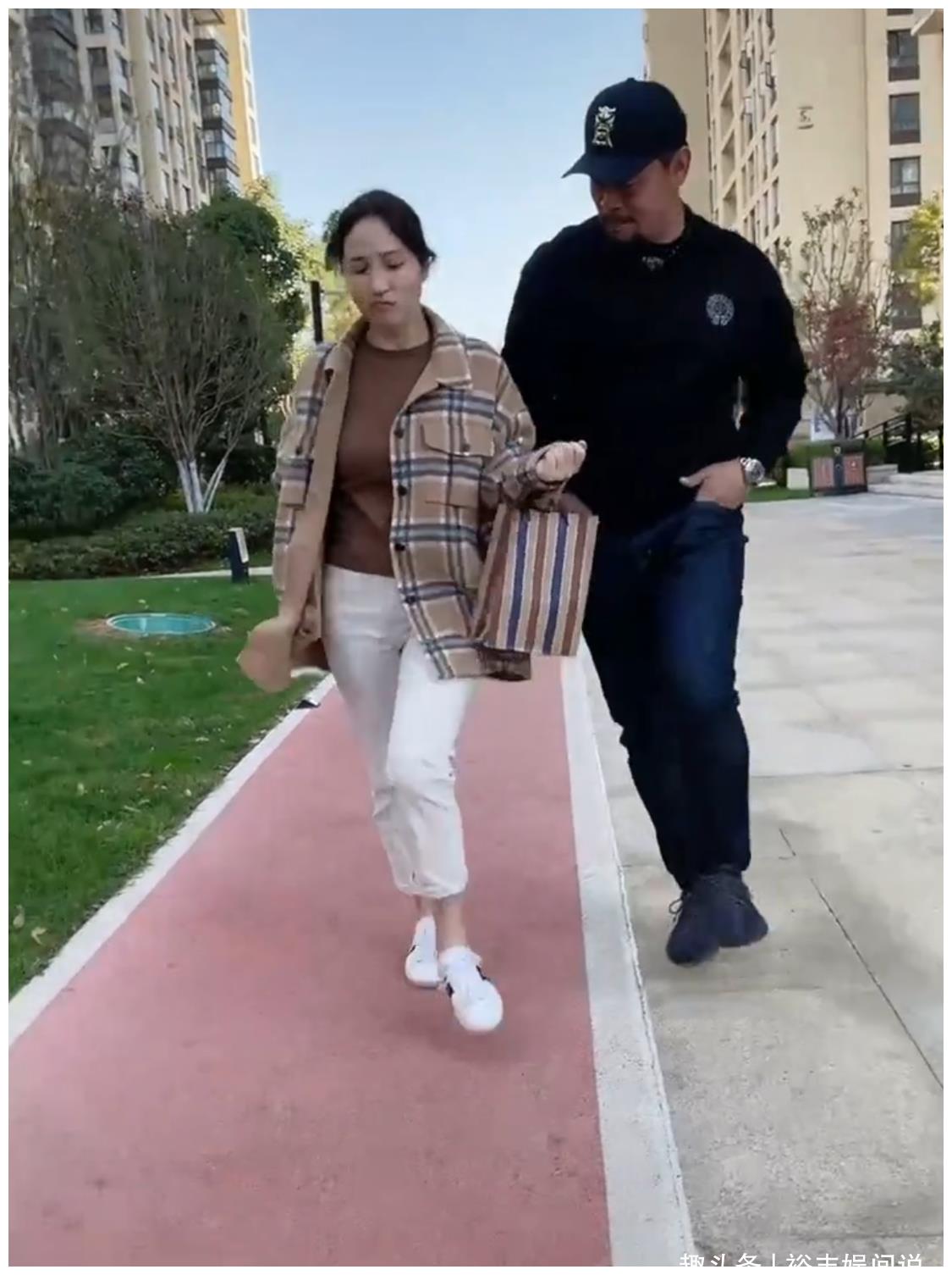 花和尚晋松妻子近照肤白貌美超搞笑跳舞被踩家抱晋松