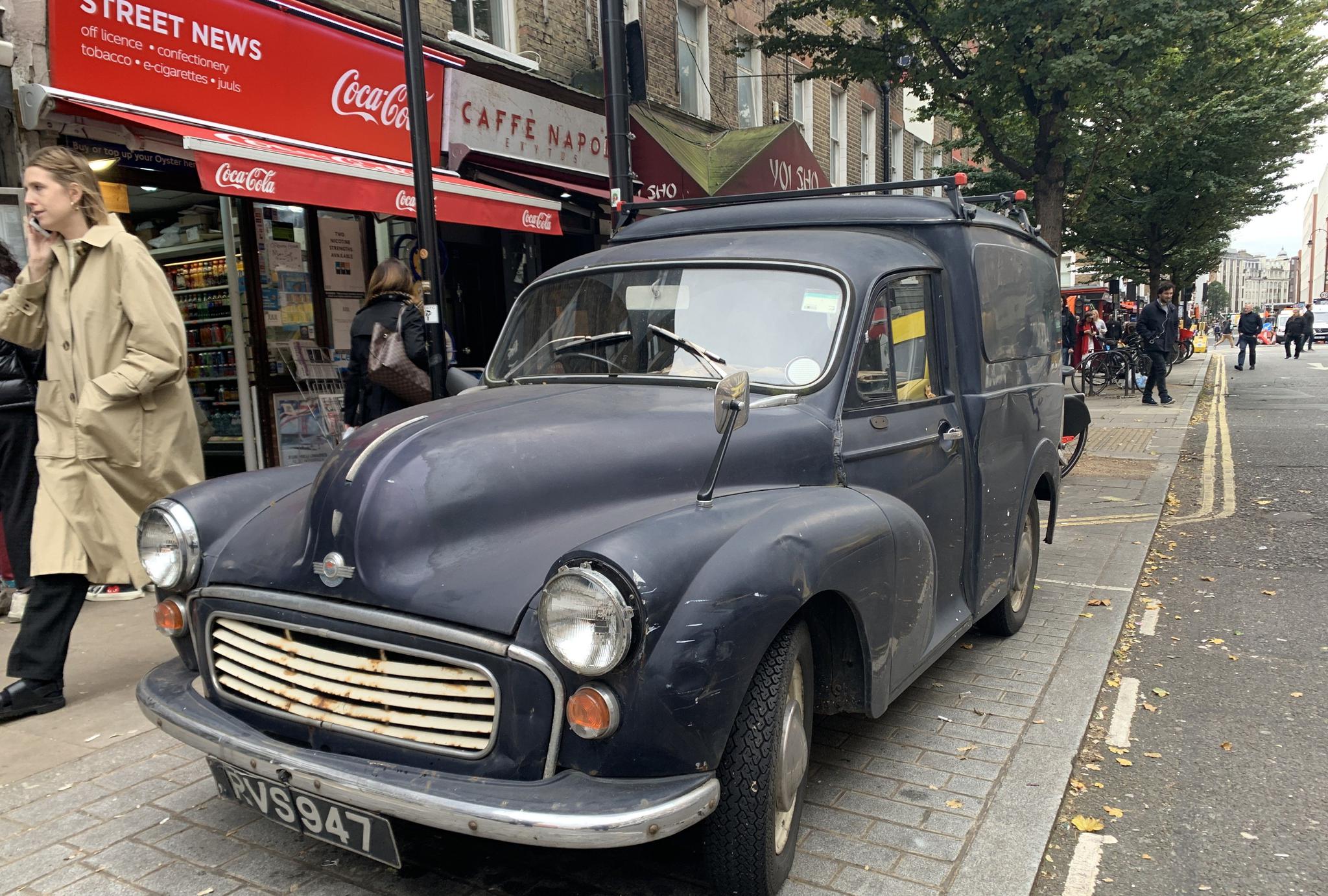 伦敦街头的一辆"破"车和一辆好车