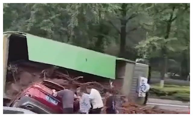 揪心！重庆一渣土车侧翻压扁2轿车，3人不幸被埋，现场曝光休闲区蓝鸢梦想 - Www.slyday.coM