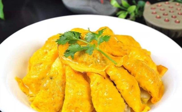 鸡蛋煎好后放一些肉馅和它自制手工蛋饺我家逢年过节就吃