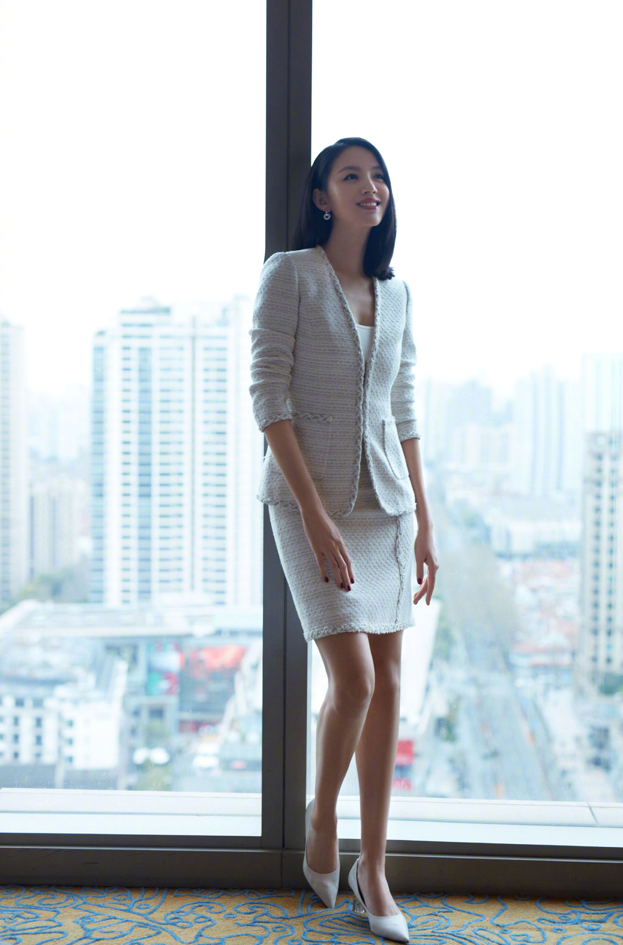 张梓琳出席上海时装周微光聚力论坛的造型图释出