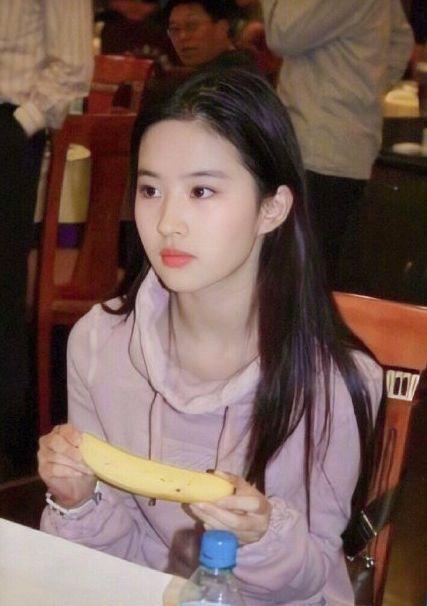 刘亦菲称上学时没人追,当她18岁照片曝光后,一般人没有这勇气__财经