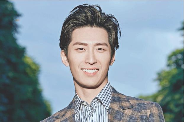 窦骁现身机场寸头造型阳光帅气一身运动装干净利落气质很绝