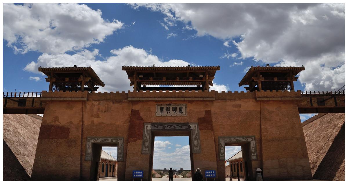 建造了一条从当时的秦国首都咸阳去往九原(现内蒙古包头市)的"秦直道"