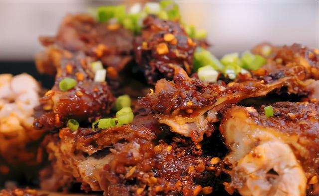 第一种:烤鸡架食材:鸡架,料酒,生抽,烧烤料,孜然粉,孜然