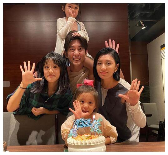 修杰楷带梧桐妹等咘咘和波妞下课,下雨天父女俩搞怪同框超有爱!