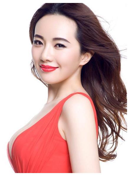 孟茜是是周润发干女儿身材堪跟柳岩有得一拼成熟稳重性感女神