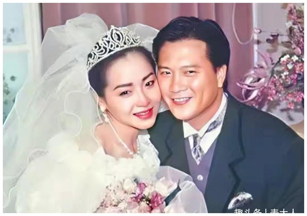 大哥万梓良霸气收徒!tvb知名男星磕头拜师,拿一捆钱砸头被质疑