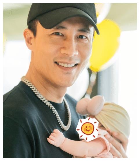 杜淳晒女儿萌照，小蛋饺戴大蝴蝶结，穿高奢婴儿服，从小被宠上天休闲区蓝鸢梦想 - Www.slyday.coM