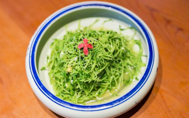 实拍三亚最有情怀的美食店,为游客展示传统石磨豆腐的制作过程休闲区蓝鸢梦想 - Www.slyday.coM 实拍三亚最有情怀的美食店,为游客展示传统石磨豆腐的制作过程休闲区蓝鸢梦想 - Www.slyday.coM