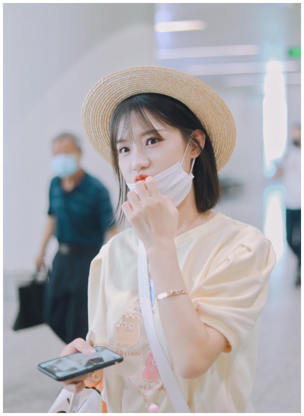 她才23岁就被叫做"富婆",穿淡黄色t恤戴草帽,满满少女感