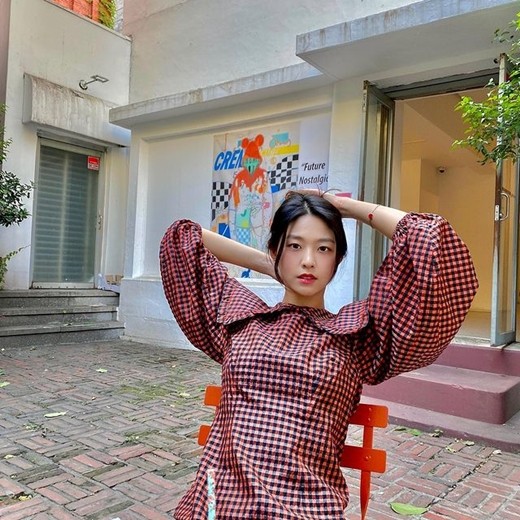 韩国女团aoa成员金雪炫晒自拍懒理队友口水仗