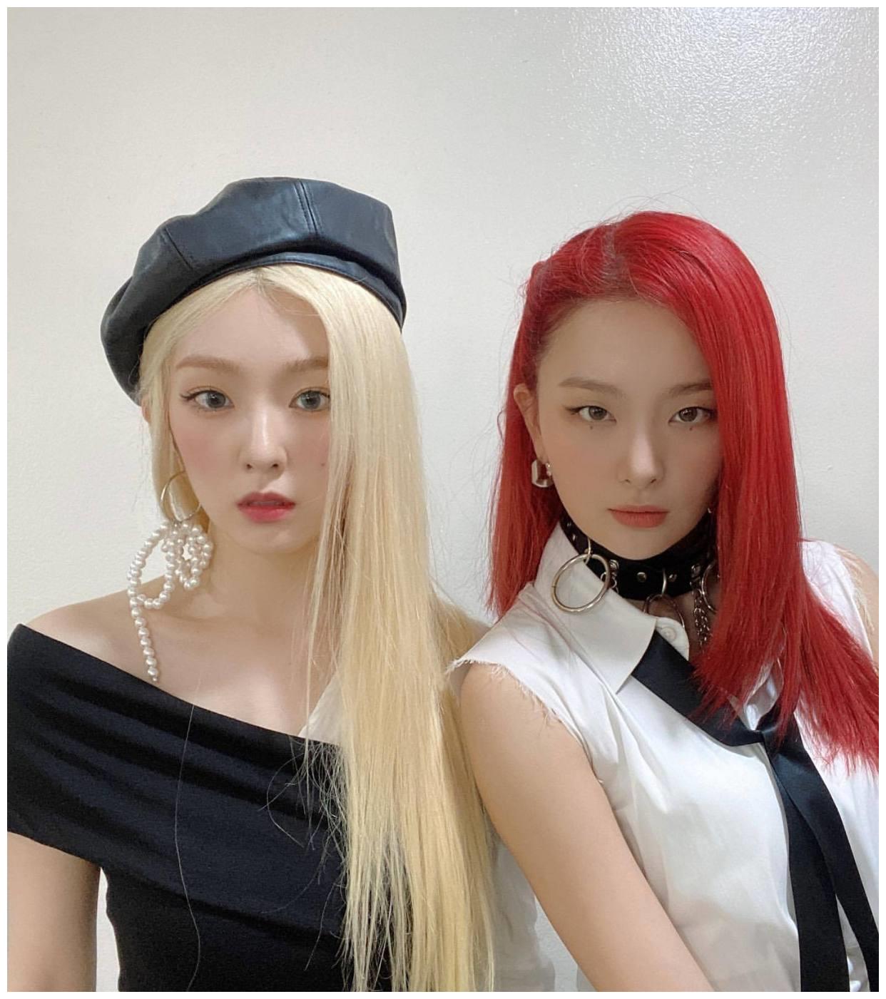 姜涩琪裴珠泫后台合影台上御姐台下小可爱