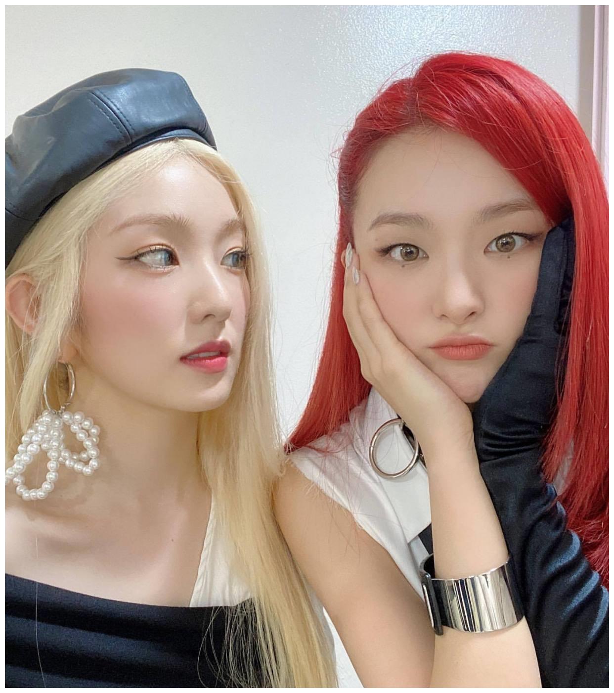 姜涩琪裴珠泫后台合影台上御姐台下小可爱