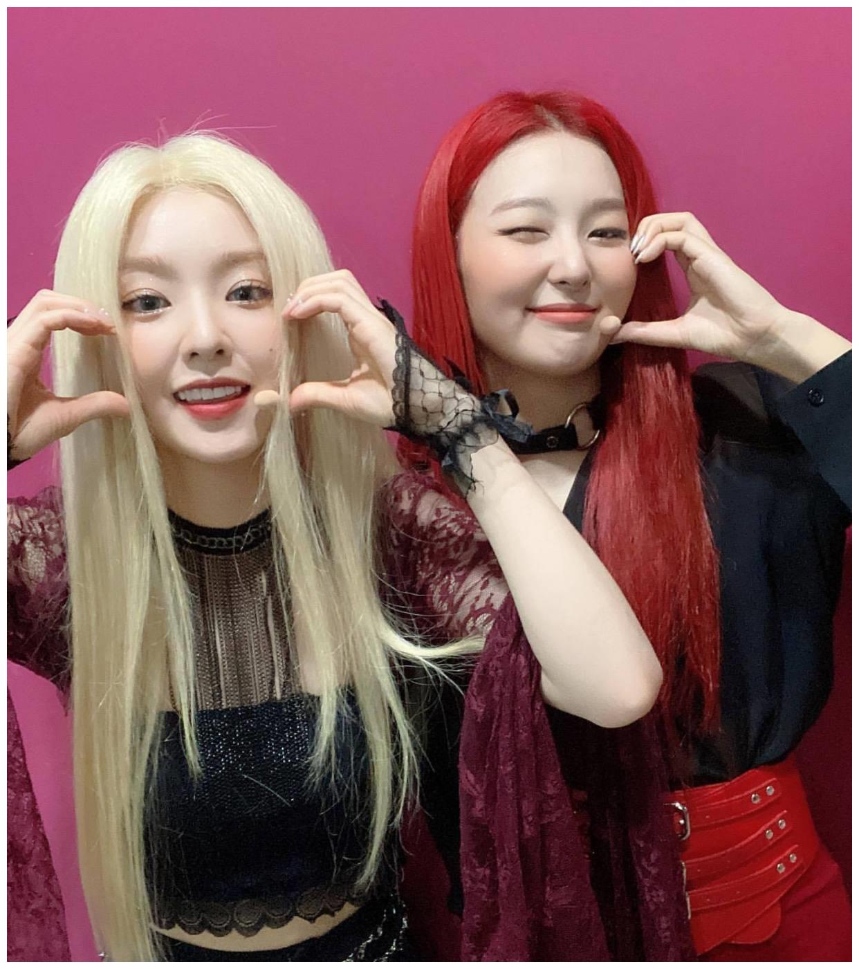 姜涩琪裴珠泫后台合影台上御姐台下小可爱