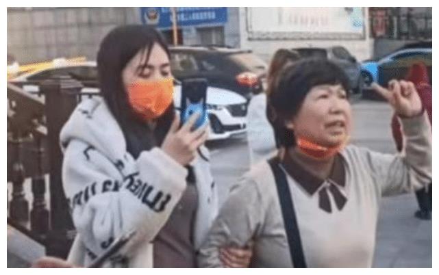 被请去喝茶？杜新枝上警车画面曝光，心有不甘被粉丝强行按进车内休闲区蓝鸢梦想 - Www.slyday.coM