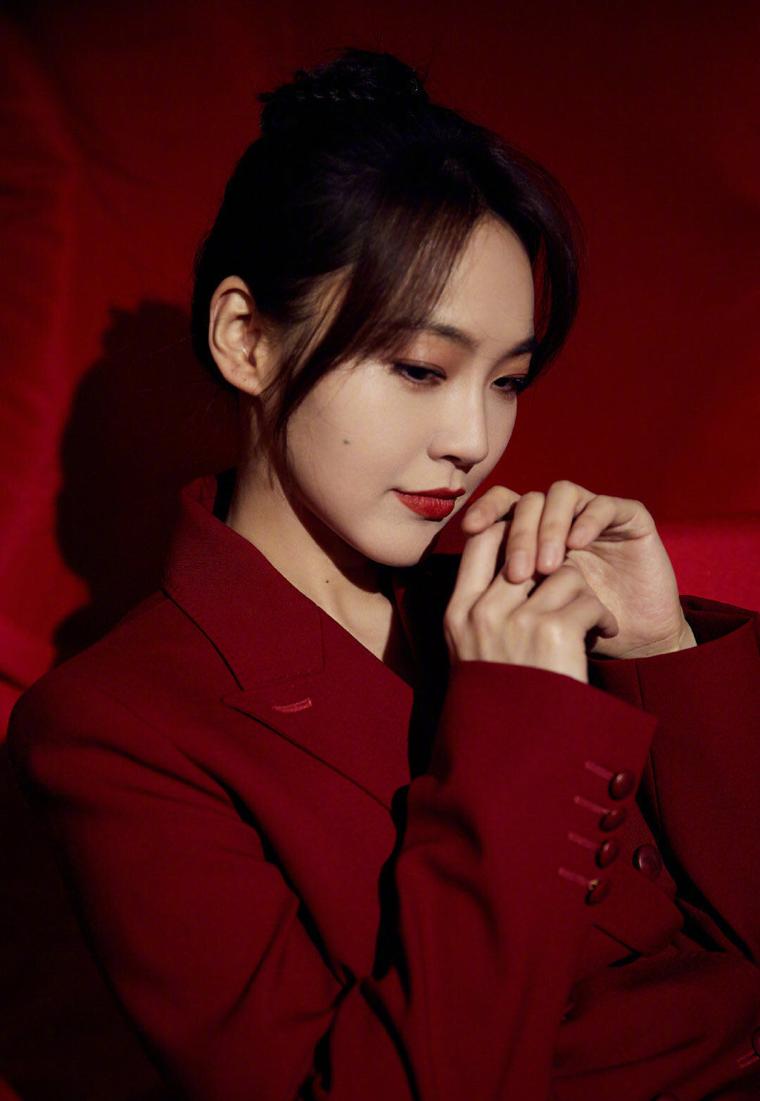 张佳宁身着深红色西装亮相春晚,深红色调喜庆吉祥又不失东方情愫