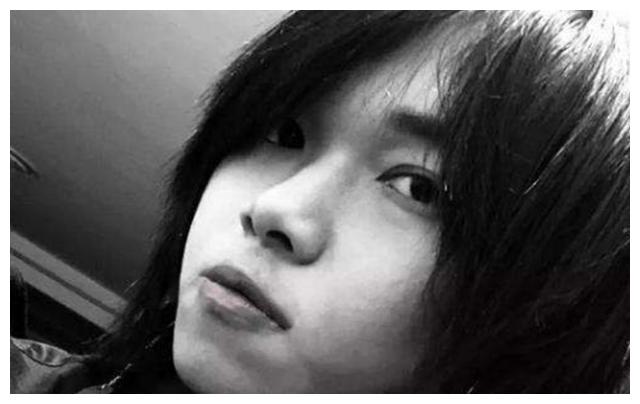 张嫮目出道于爆红的节目《明日之子》第二季,张珂玄与他相识于社交