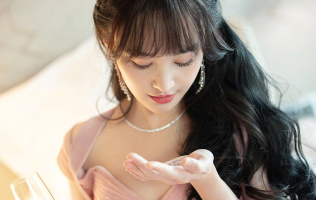 粉丝偶遇郑爽,求合影却忘记开美颜,差点没认出来她俩谁是女明星休闲区蓝鸢梦想 - Www.slyday.coM 粉丝偶遇郑爽,求合影却忘记开美颜,差点没认出来她俩谁是女明星休闲区蓝鸢梦想 - Www.slyday.coM