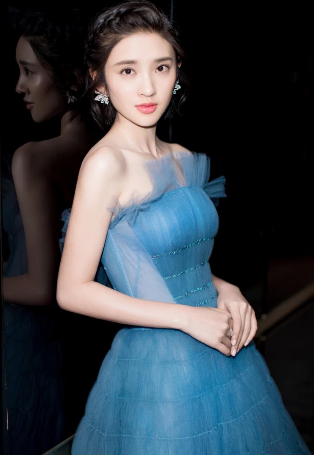 上半部分薄纱堆砌的若隐若现的透视效果,倒梯形的设计刚好露出侧腰