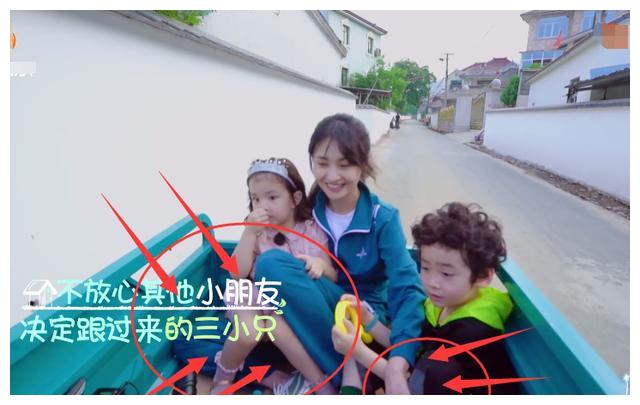 郑爽带两个孩子坐三轮车,见到她在车上的小举动,西瓜姐姐我爱了