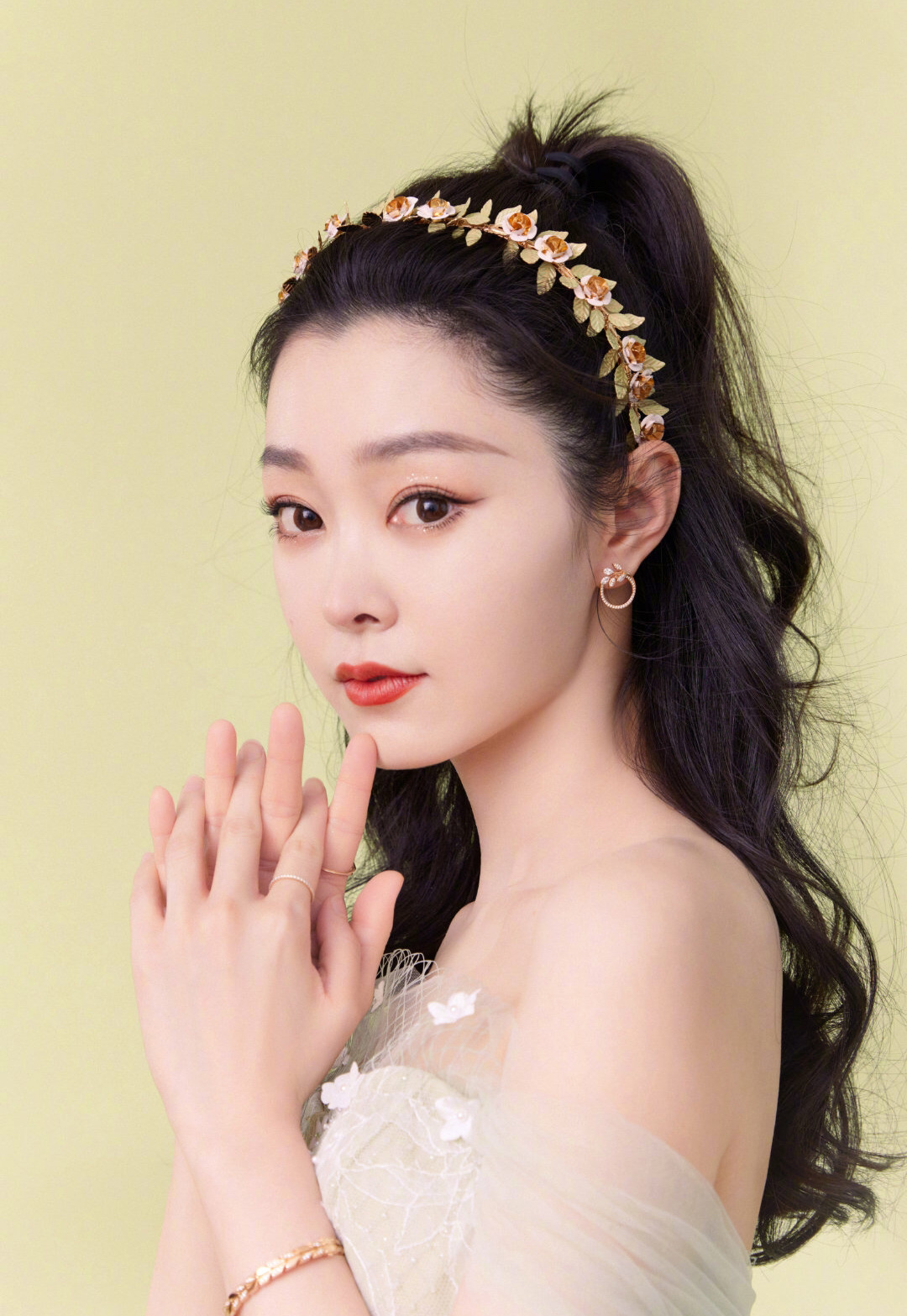 宋轶身穿amusée moi青绿色纱裙亮相春晚舞台,白花瓣点缀青纱__财经