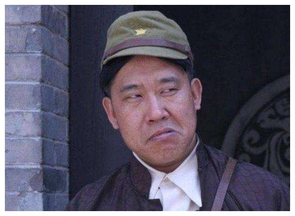 因歪嘴演反派居多的丑角,女儿从小怕他,今外孙女长相也酷似他