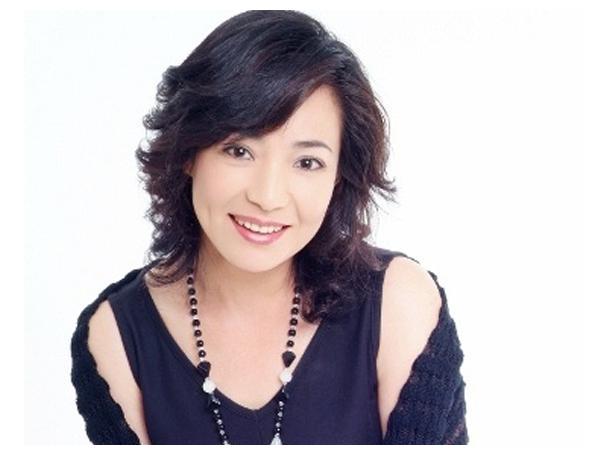 她是戏剧出身,与丈夫师生恋35年,今和女儿神似姐妹,颜值皆逆天