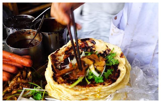 一张饼卷很多种配菜,每天早晨卷完100张饼就关门|卷饼|配菜|油炸_新浪