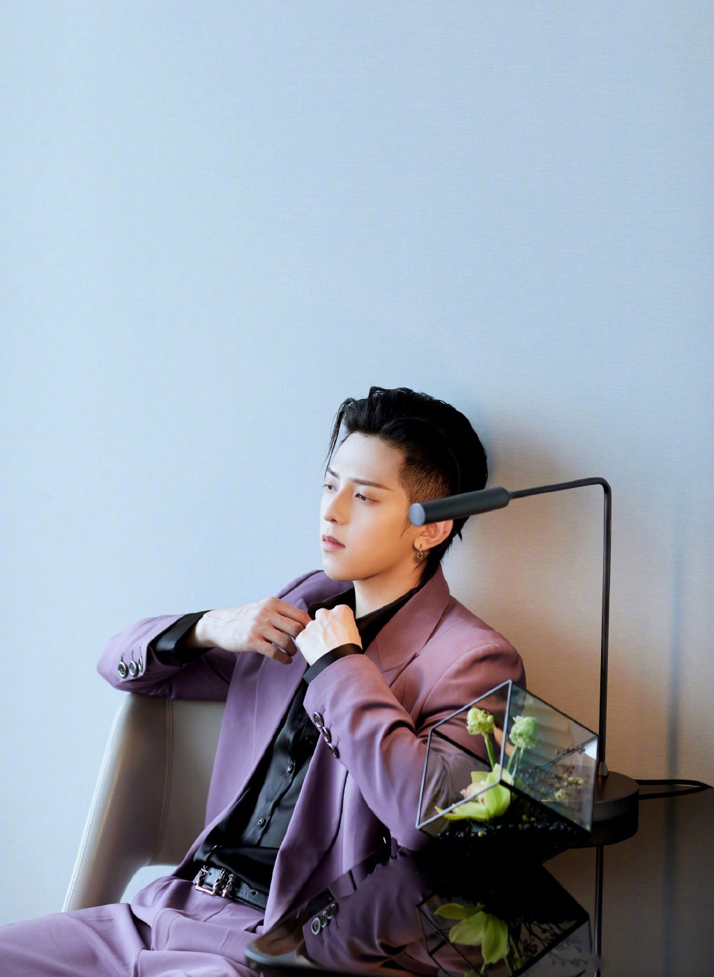 符龙飞身穿紫色西服套装搭配黑色缎面衬衫出镜_高清图集_新浪网